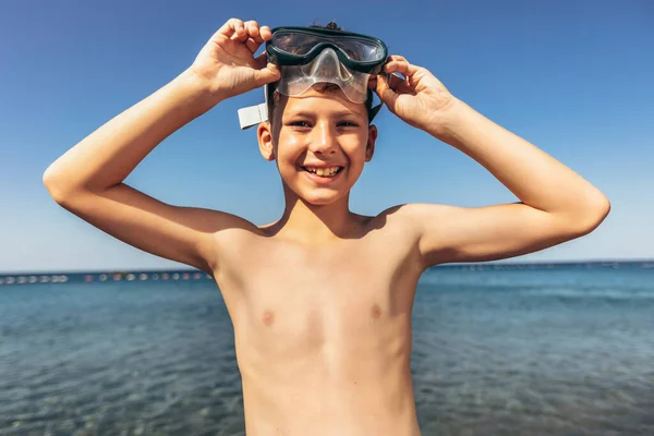 Porträt Eines Lächelnden Kleinen Jungen Mit Tauchermaske Meer — Stockfoto
