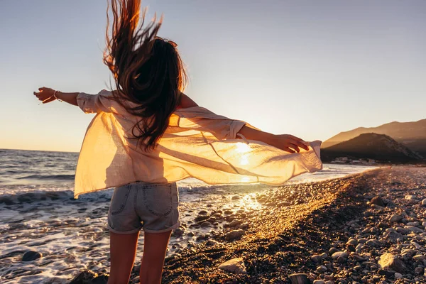 Дівчинка Підліток Насолоджується Прекрасним Видом Море Захід Сонця Концепція Подорожей — стокове фото
