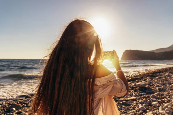 Teenage Dívka Obrázky Telefonu Krásný Výhled Moře Západ Slunce Koncept — Stock fotografie