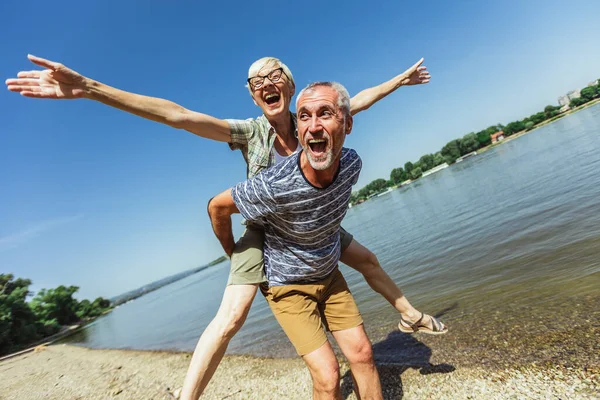 Retrato Hombre Maduro Feliz Siendo Abrazado Por Esposa Playa — Foto de Stock