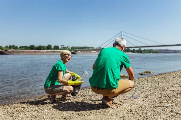 Ältere Freiwillige Sammeln Müll Flussufer Auf Ökologisches Konzept — Stockfoto