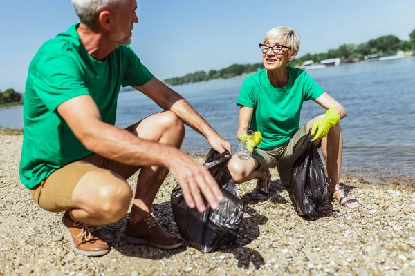 Voluntarios Mayores Recogiendo Basura Orilla Del Río Concepto Ecológico — Foto de Stock