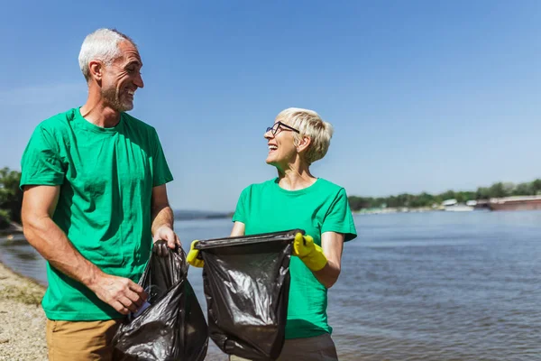 Nehir Kıyısında Çöpleri Toplayan Kıdemli Gönüllüler Ekoloji Kavramı — Stok fotoğraf