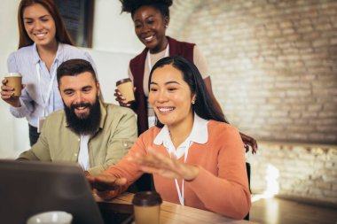 İş projesi ekibi ofisteki toplantı odasında birlikte çalışıyor..