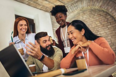 İş projesi ekibi ofisteki toplantı odasında birlikte çalışıyor..