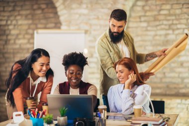 İş projesi ekibi ofisteki toplantı odasında birlikte çalışıyor..