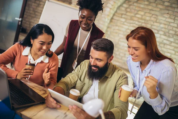 Happy Diverse Colleagues Have Fun Lunch Break Office Smiling Multiracial — Stock Photo, Image