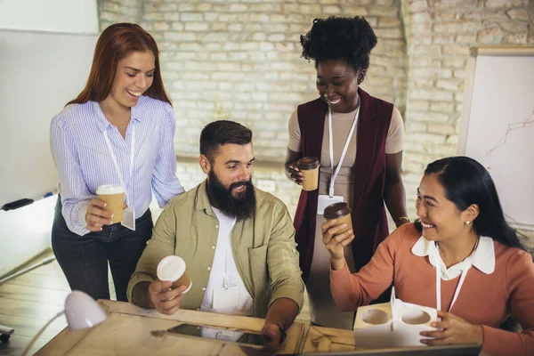 Diversos Colegas Felices Divierten Pausa Del Almuerzo Oficina Los Empleados — Foto de Stock