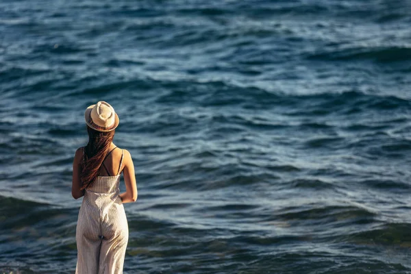 Дівчинка Підліток Насолоджується Прекрасним Видом Море Захід Сонця Концепція Подорожей — стокове фото
