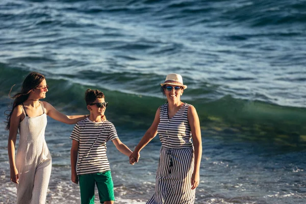 Matka Děti Pláži Baví Rukama Šťastné Rodinné Cestování Dovolená Koncept — Stock fotografie