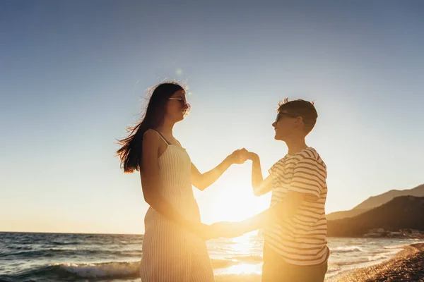 Brother Sister Having Fun Beach Kids Dancing Beach — Stock fotografie