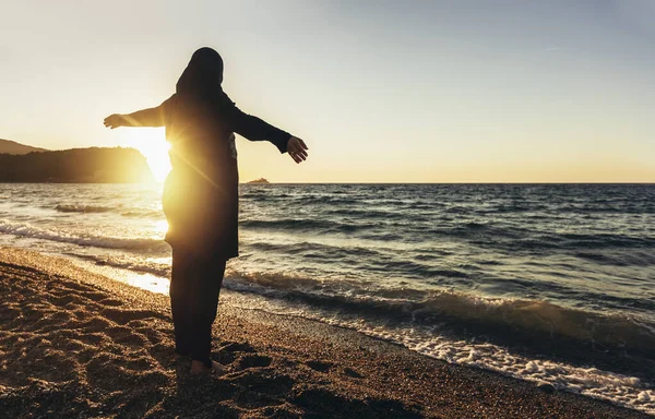 Vrouw Met Hijab Tegoed Het Strand Kijken Naar Horizon — Stockfoto