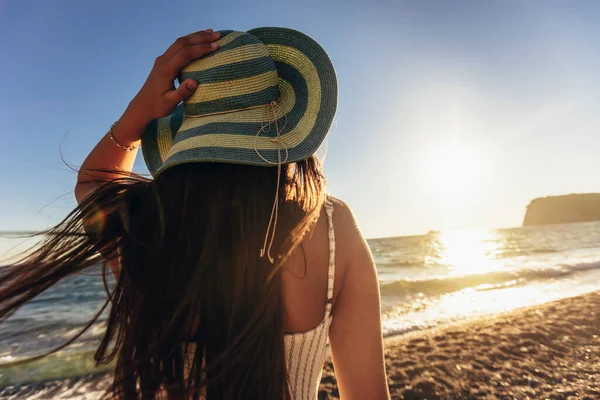 Teenage Dívka Vychutnat Krásný Výhled Moře Západ Slunce Koncept Cestování — Stock fotografie