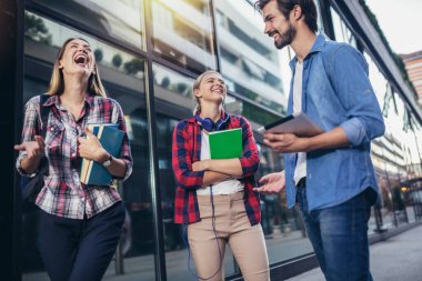 Kampüsteki konferanstan sonra mutlu üniversite öğrencileri.