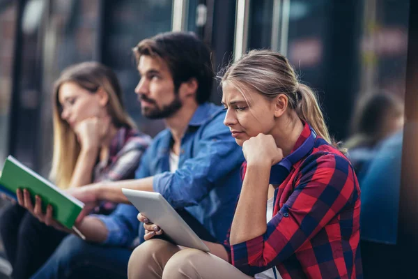 Kobieta Uczeń Jego Koledzy Klasy Pomocą Tabletu Cyfrowego Podczas Relaksu — Zdjęcie stockowe