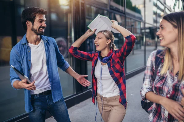 Kampüsteki konferanstan sonra mutlu üniversite öğrencileri.