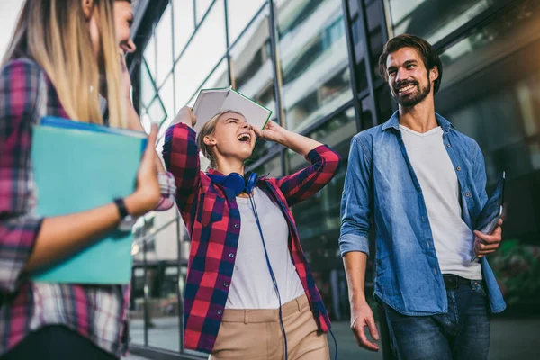 Kampüsteki konferanstan sonra mutlu üniversite öğrencileri.