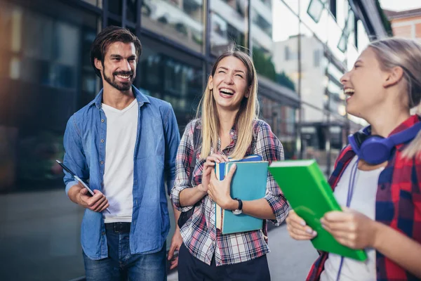 Kampüsteki konferanstan sonra mutlu üniversite öğrencileri.