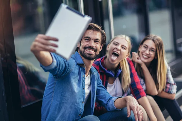 Skupina Přátel Kteří Užívají Selfie Tabletou — Stock fotografie