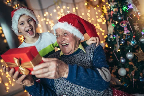 Grootvader Kleinzoon Zitten Stoel Met Geschenken Tijdens Kerstvakantie — Stockfoto