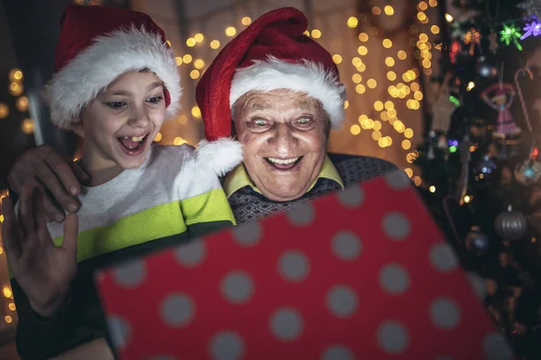 Grootvader Kleinzoon Zitten Stoel Met Geschenken Tijdens Kerstvakantie — Stockfoto