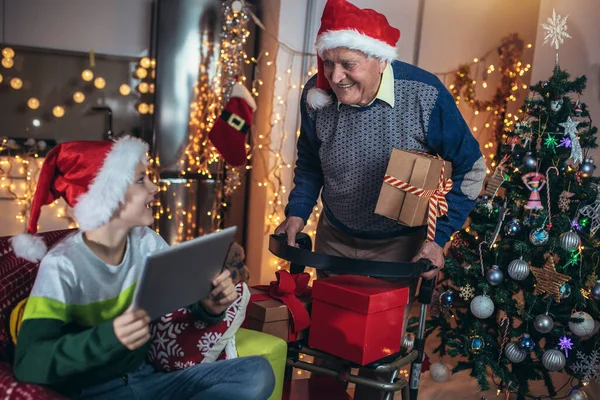 Grootvader Kleinzoon Met Geschenken Tijdens Kerstvakantie — Stockfoto