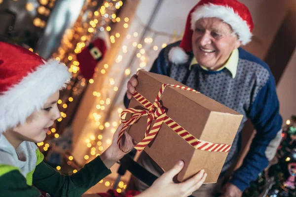 Grootvader Kleinzoon Met Geschenken Tijdens Kerstvakantie — Stockfoto