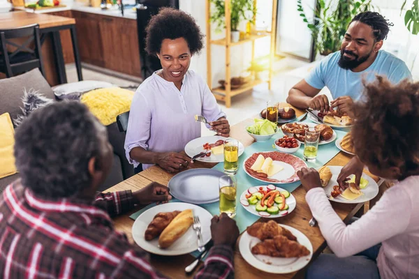 Μια Οικογένεια Αφρο Αμερικανών Πολλών Γενεών Που Απολαμβάνουν Φαγητό Στο — Φωτογραφία Αρχείου