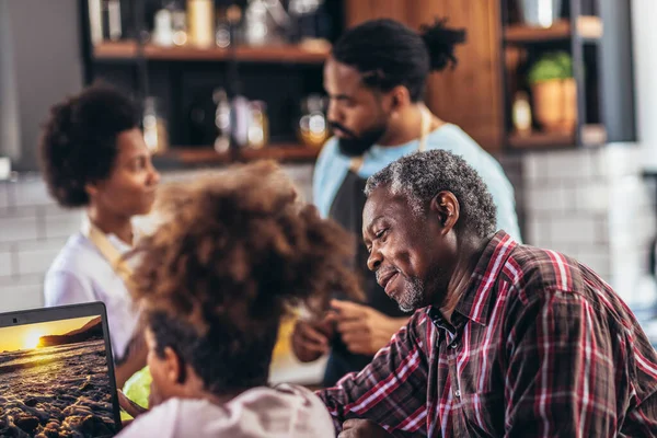 Feliz Familia Afroamericana Multigeneracional Hacer Cena Juntos — Foto de Stock