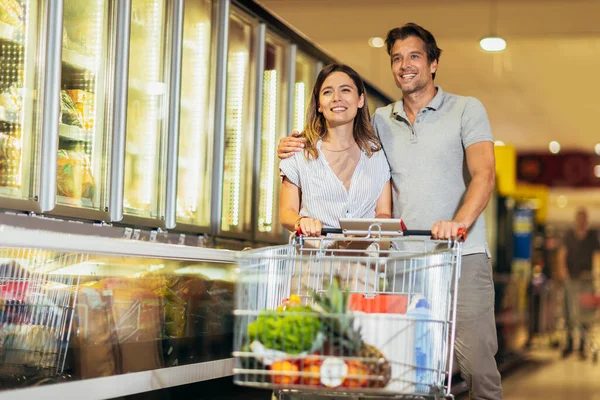 Happy Young Couple Bonding Each Other Smiling While Walking Supermarket — Foto Stock