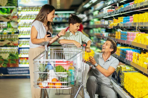 Çocuklu Alışveriş Arabalı Mutlu Bir Aile Marketten Marketten Yiyecek Alıyor — Stok fotoğraf