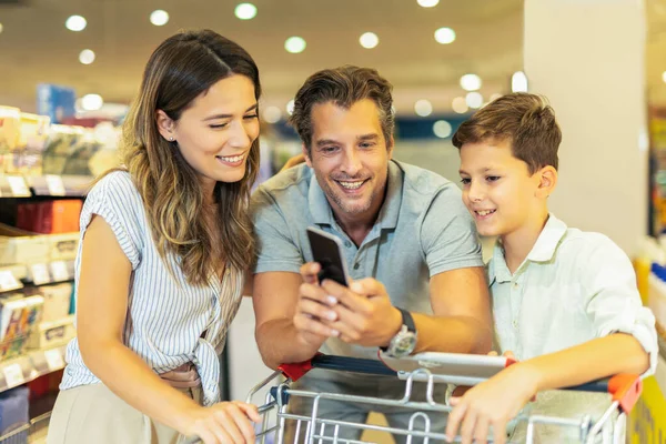 Happy Family Child Shopping Cart Buying Food Grocery Store Supermarket — Foto Stock