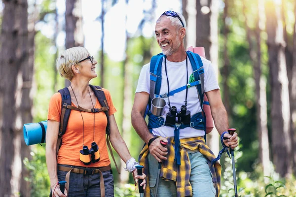Seniorenpaar Mit Rucksack Und Wanderstöcken Wald Unterwegs Nordic Walking Trekking — Stockfoto