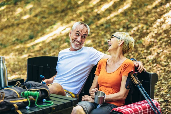 Mature Couple Sitting Drink Coffee While Resting Forest Hiking — Zdjęcie stockowe