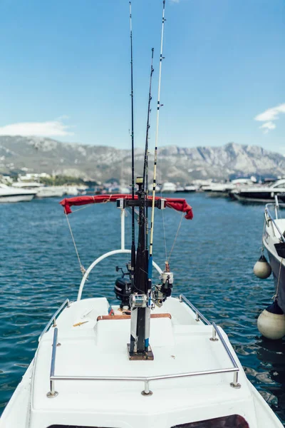 Balıkçılık Çubuklar Bir Yat Gemide Açık Güneşli Havalarda Deniz Balıkçılığı — Stok fotoğraf