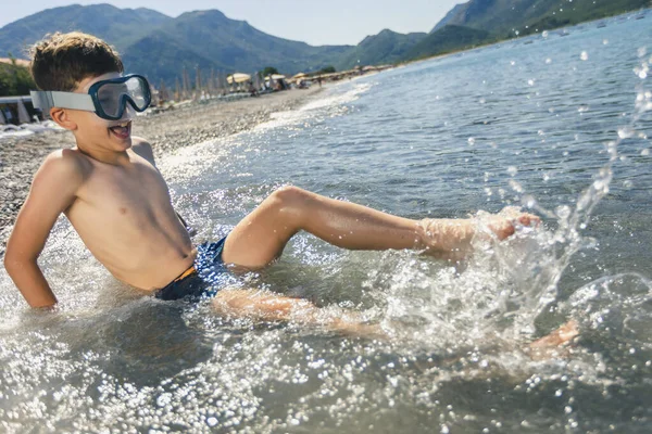 Boy Having Fun Beach Splashing Himself Water — Zdjęcie stockowe