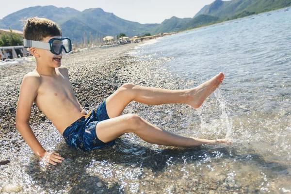 Boy Having Fun Beach Splashing Himself Water — 图库照片
