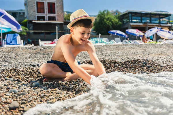 Boy Having Fun Beach Splashing Himself Water —  Fotos de Stock