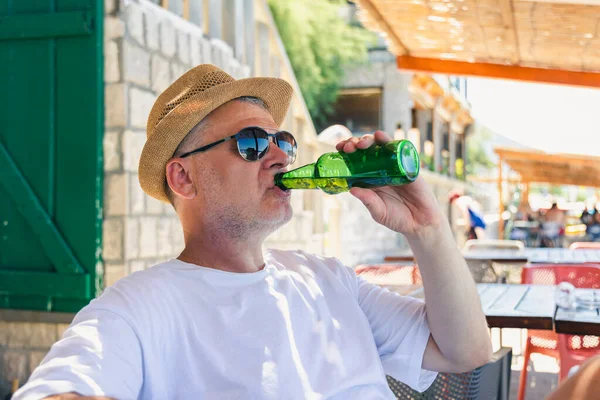 Mature Handsome Man Enjoying Beer Beach Bar — Stok fotoğraf