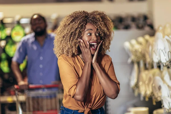 African American Couple Trolley Purchasing Dishes Supermarket Woman Looks Excited — Stockfoto