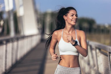 Şehirde çalışan genç güzel kadın