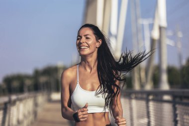 Şehirde çalışan genç güzel kadın