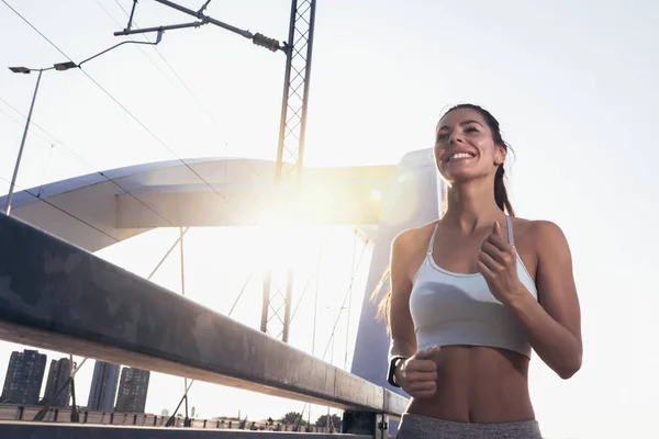 Joven Hermosa Mujer Corriendo Ciudad — Foto de Stock