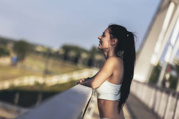 Jovem Mulher Esportiva Fazendo Uma Pausa Após Uma Corrida — Fotografia de Stock