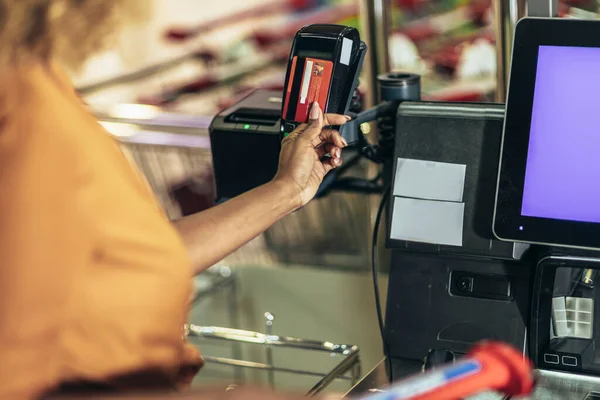 Close Woman Hand Shopping Supermarket Put Credit Card Wireless Modern — Foto de Stock