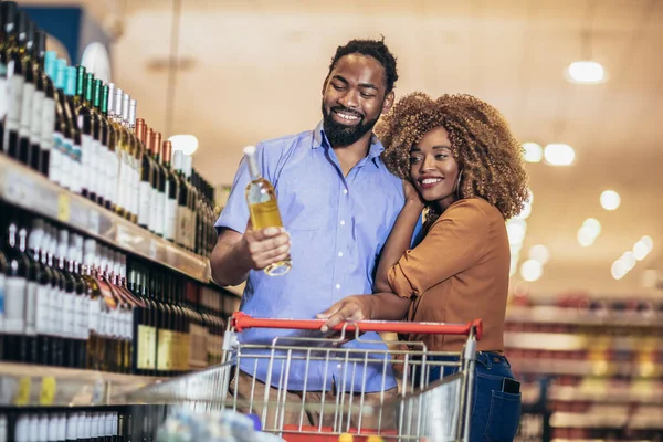 Smiling Couple Deciding What Wine Buy Grocery Store — ストック写真