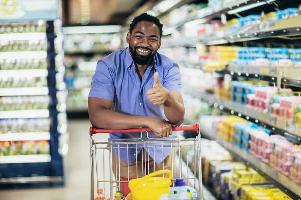 Black Male Buyer Shopping Groceries Supermarket Standing Shop Cart Indoors — Stok fotoğraf