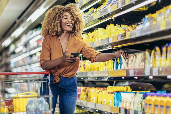 African American Woman Buying Food Grocery Shop Using Phone — Stok fotoğraf