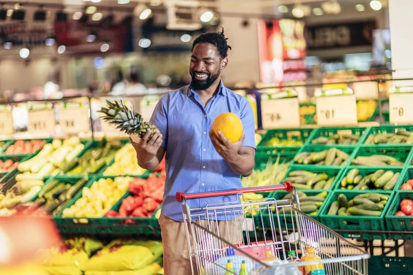 Cheerful African American Guy Supermarket Choosing Fresh Fruits — Stok fotoğraf