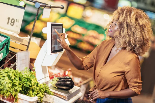 African American Woman Measuring Fruits Vegetables Digital Scale Customers — Foto Stock